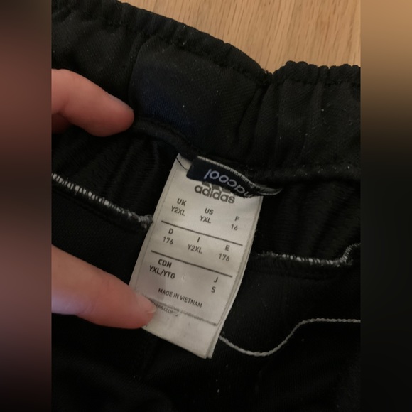 Comfy classic Adidas trackpants - Picture 2 of 2